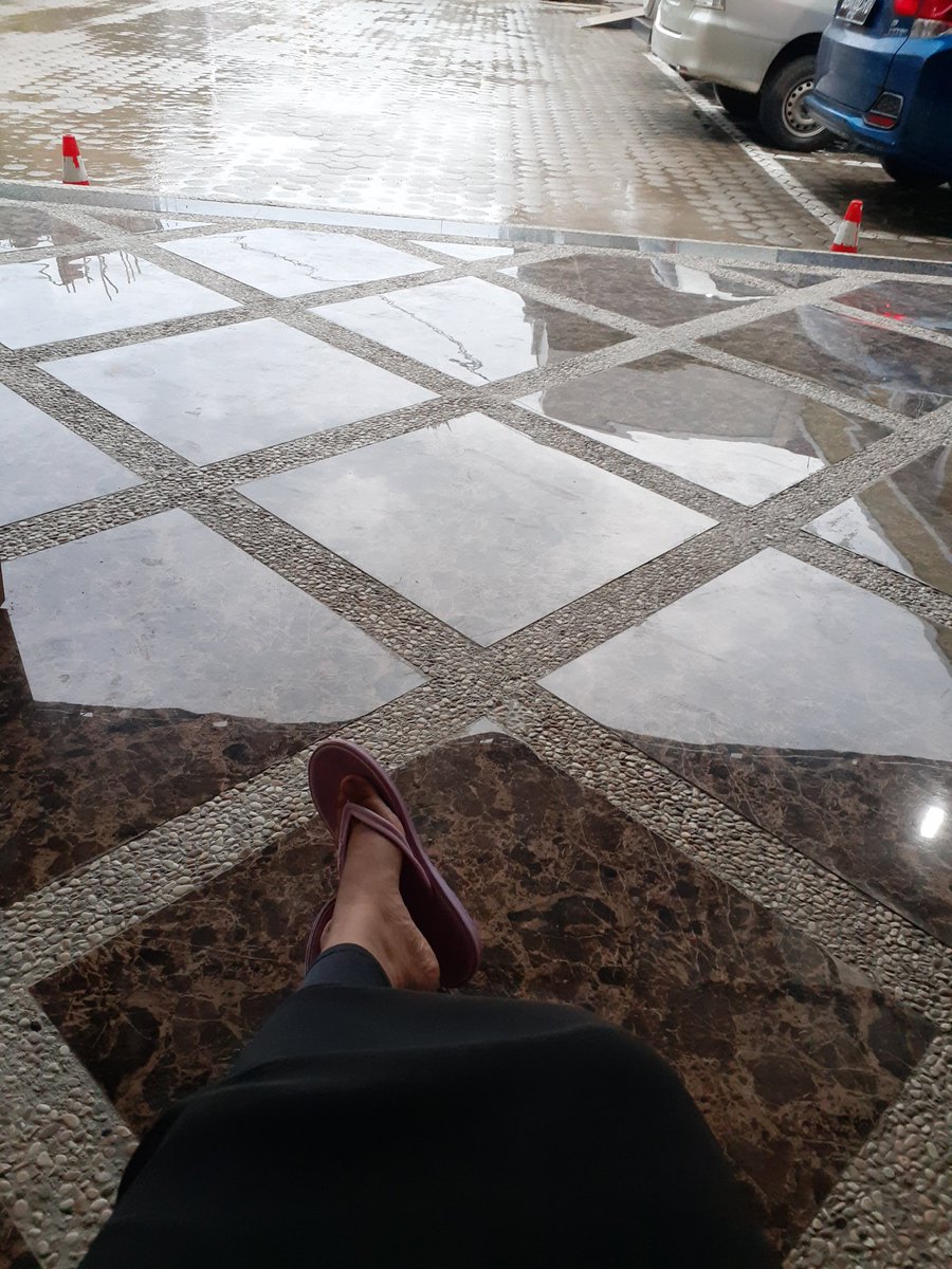 Mungkin ini yang dinamakan feeling perempuan itu kuat. Sendal jepit dan hujan