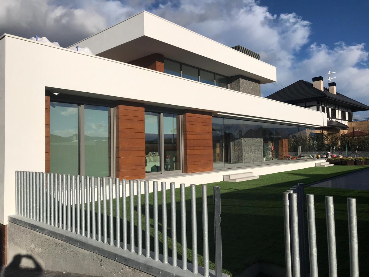 codenor's tweet photo. 📸 | ¡Nueva #construcción en #Berango! Este chalet unifamiliar consta de una fachada tipo #SATE (Sistema de Aislamiento Térmico por el Exterior), con acabados decorativos del fabricante #Sto, modelo Florencia.
#Codenor #Bizkaia https://t.co/5NaJhX7FUG