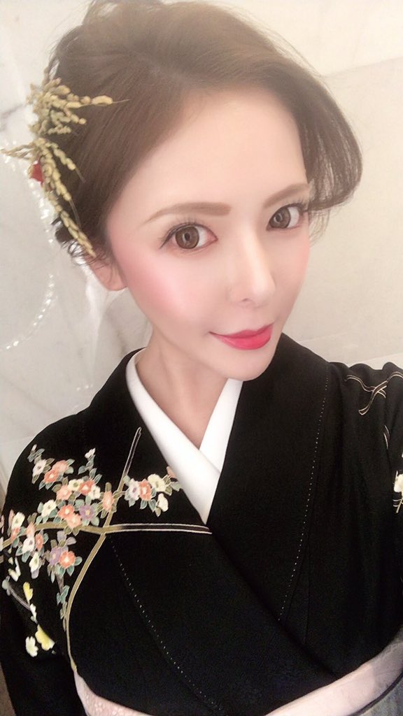 Twitter 上的 椎名美月 あけましておめでとうございます 本年も宜しくお願い致します 年初出勤で1年振りに着物を着ました 年初出勤 お着物 着物 銀座 銀座クラブ クラブジュジュ ジュジュ Juju 銀座ホステス ホステス キャバ嬢 ホスト