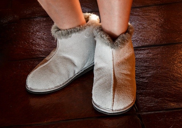 stevecosteracu's tweet photo. Wednesday Tip: In Chinese Medicine it is said that the Kidneys rule the lower back, the knees and the heels. This being the case, wear slipper at home during the winter as the cold can travel up from the heels into knees, back and Kidneys! #acupuncture #tuina #slippers #coldfeet https://t.co/lM3tzMF8Nq