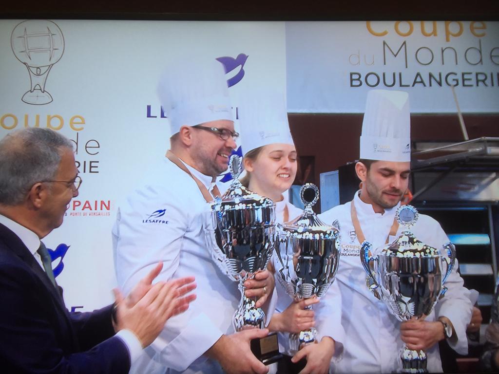 CLL_BakeryCups's tweet photo. #CMB2020  WINNERS

1. CHINA 🇨🇳
Yu PENG🍞
Lu PEI ZHI 🥐
Gong XIN 🎻

2. JAPAN 🇯🇵
Ninomiya SHIGEAKI🍞
Tsuda YOSHIKI🥐
Katsumi YOHEI🎻

3. DENMARK 🇩🇰
Troels MIKKEL HANSEN🍞
Siri PALLESEN🥐
Asger SKOV HANSEN🎻

Congrats!
@EuropainFrance @Lesaffre_Group #coupedumondedelaboulangerie https://t.co/9mImvb78Lz