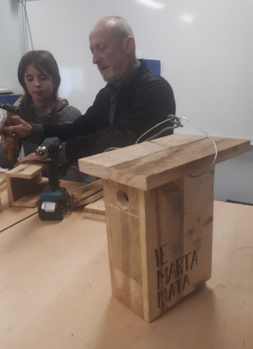 ie_martamata's tweet photo. Divendres l'equip de biodiversitat d'ESO va col·laborar amb el Grup d'Anellament de Calldetenes per fer caixes niu. 

#SecundàriaIEMM #Equips #GACO #biodiversitat #1rdESO #2ndESO #3rdESO https://t.co/mrMg5fTPqC