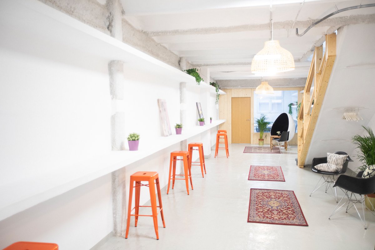 ¡Vente a nuestra nueva zona de descanso y trabajo en nuestro coworking de Joanic en Barcelona! en pleno centro de la ciudad; escríbenos a info@depotlabbcn.com