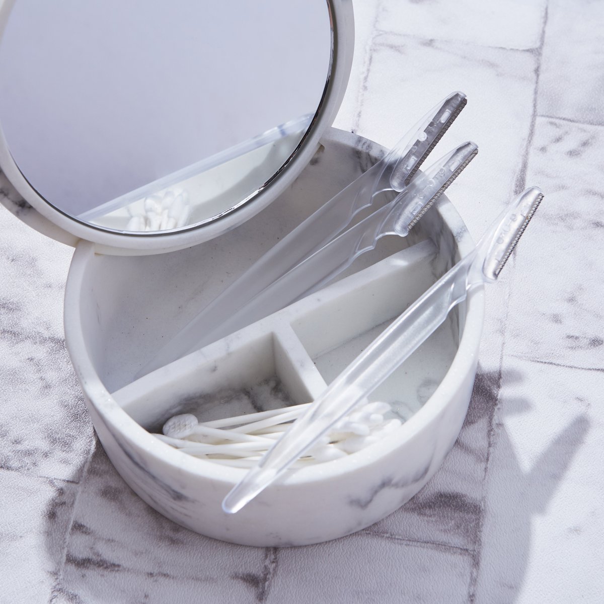 LuxeStudioUK's tweet photo. Tame those brows into Shape with our LUXE Studio dermaplaner tool.
#LuxeStudio #LuxeStudioUK #Dermplaner #skincare #Beauty #marble #eyebrowtool https://t.co/NlJcImLywS