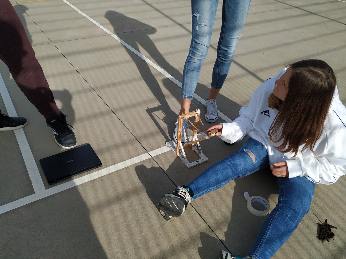 alexsalleras's tweet photo. Fent els primers tirs amb les nostres catapultes.. Coses molt interessants sobre la taula que d altre manera hagués costat molt!! Demà ho tanquem analitzant les dades i fent revisió crítica dels dissenys i construcció ! #projectecatapulta @INS_Pla_Marcell
@sergidelmoral https://t.co/llOWh1YpyY