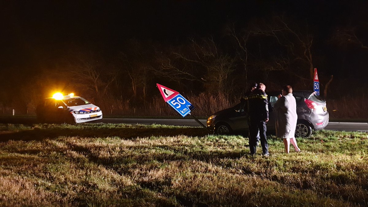 CALLANTSOOG - In de nacht van maandag op dinsdag is een bestuurder de macht over het stuur verloren op de Zuidschinkeldijk (N502) en uit koers geraakt .  #glocalmedia #112nieuws #schagen.