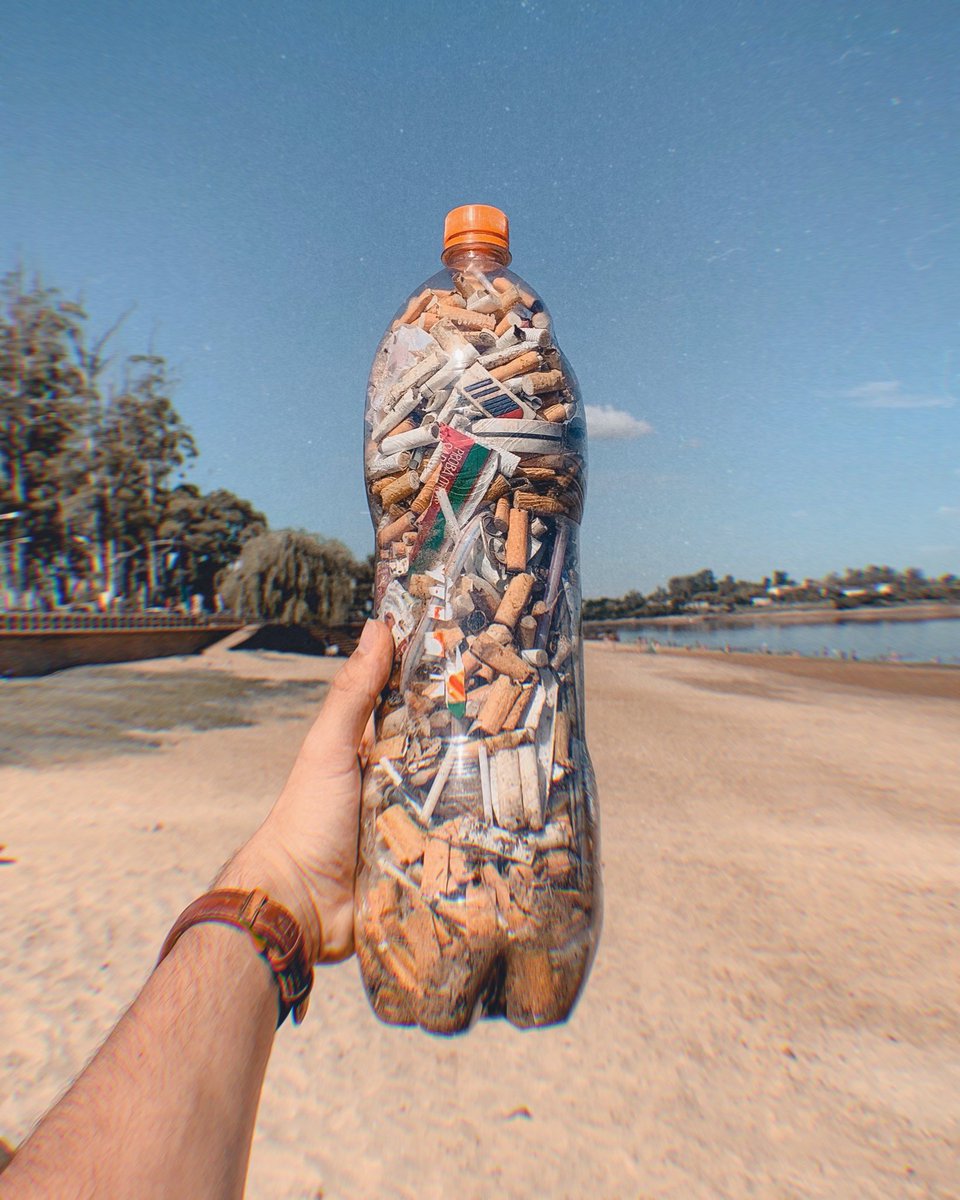 influos's tweet photo. Cada colilla contamina hasta 50 litros de agua. Imaginate cuánto contamina todo lo que hay en esta botella. Si estás en la playa, dedicale un ratito a salvar cientos de litros de agua 😉💚 https://t.co/t7NfpTYdRp
