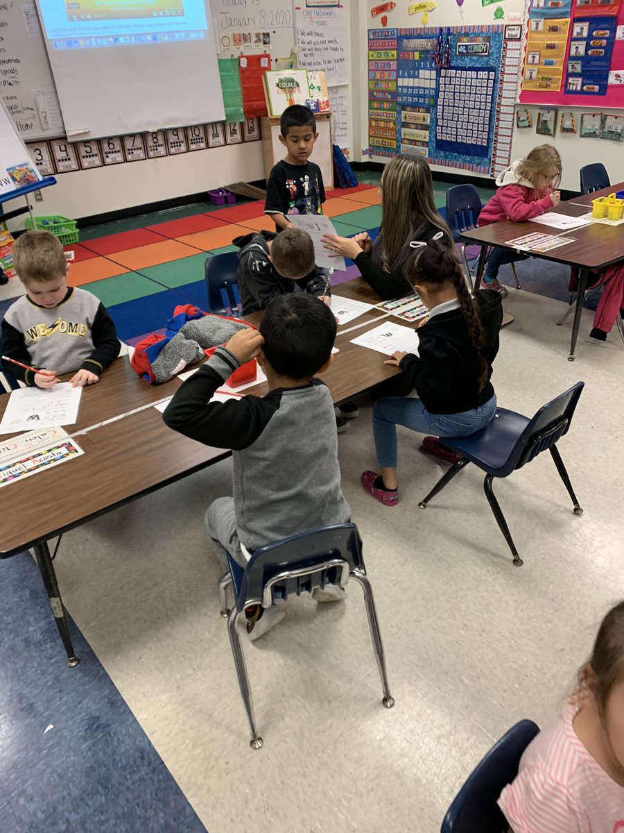Last week first grade dual language teacher <a href="/EsmeraldaVielm3/">Esmeralda Vielma</a> had her students write an opinion and piece and justify. #studentledlearning #rigor Her kids did an amazing job driving the instruction! <a href="/SeguinISD/">Seguin ISD</a> <a href="/KoenneckeES/">Koennecke Elementary</a>