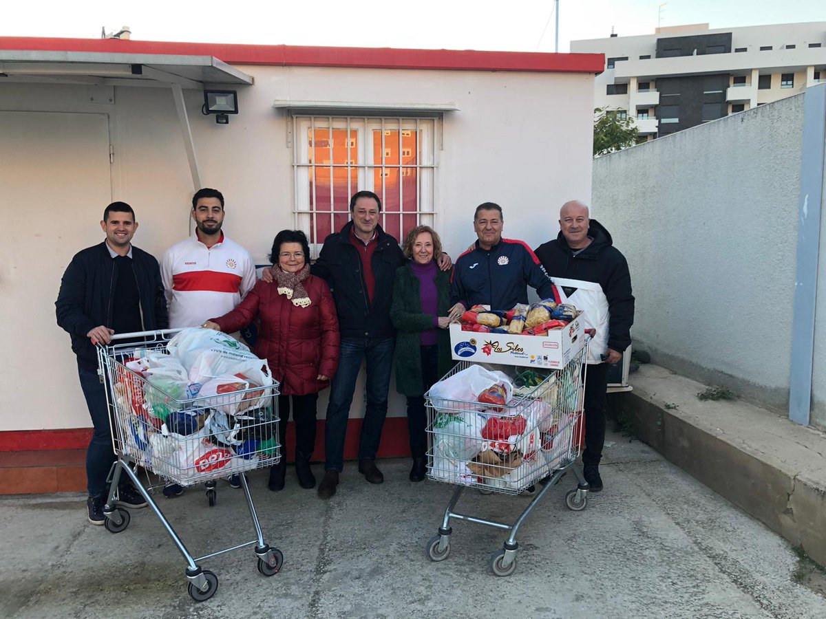 WebLosCalifasCF's tweet photo. ENTREGA DE ALIMENTOS
En días pasados se produjo la entrega de los alimentos recolectados en el pasado Torneo Solidario de Navidad que organizan nuestros clubes, gracias a la generosidad de los asistentes, a la Fundación Senda en Córdoba. https://t.co/ld70vYvb3u