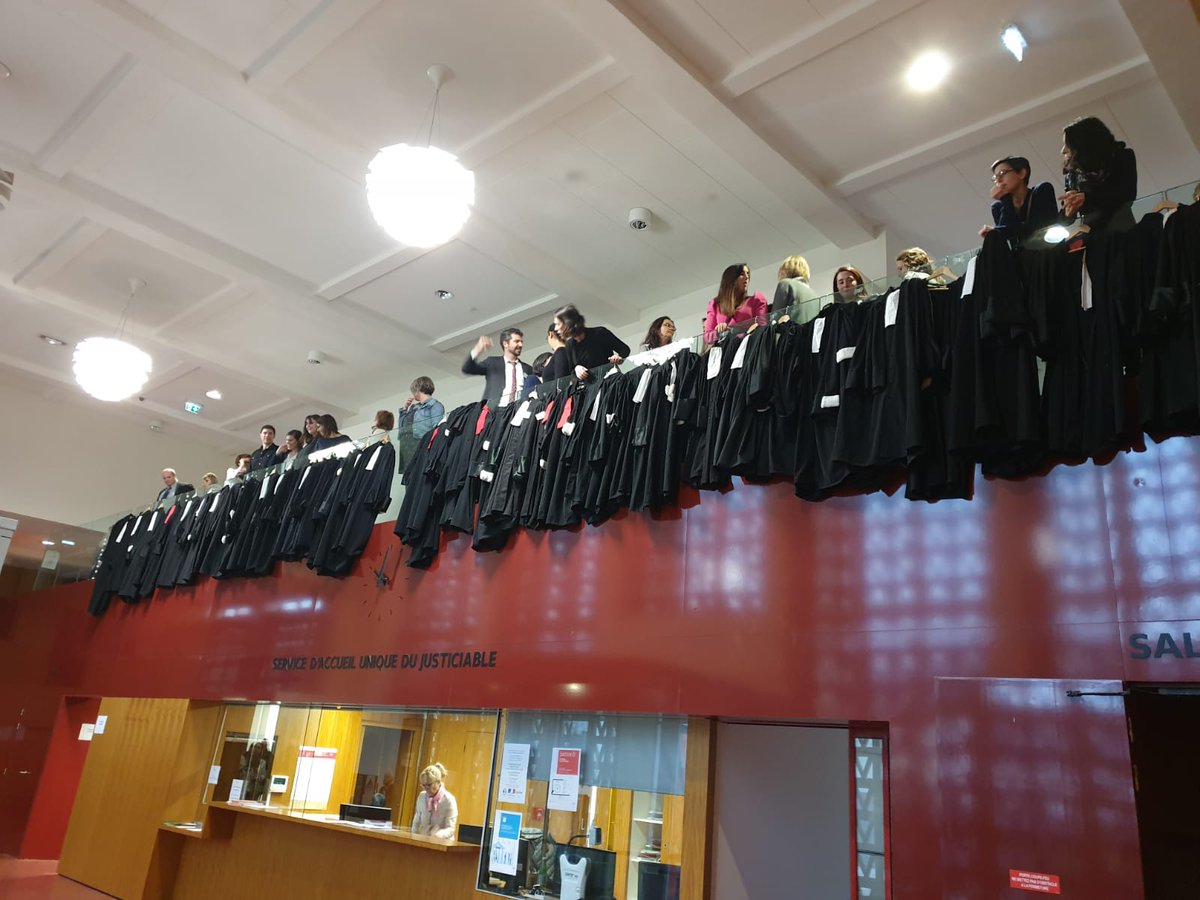 Mardi 14 janvier 2020. Manifestation contre la Réforme des Retraites. Rassemblement des Avocats du Barreau de #SaintNazaire autour du Bâtonnier <a href="/BrunoDenis/">denis bruno ramirez</a> dans la salle des pas perdus du Tribunal Judiciaire.