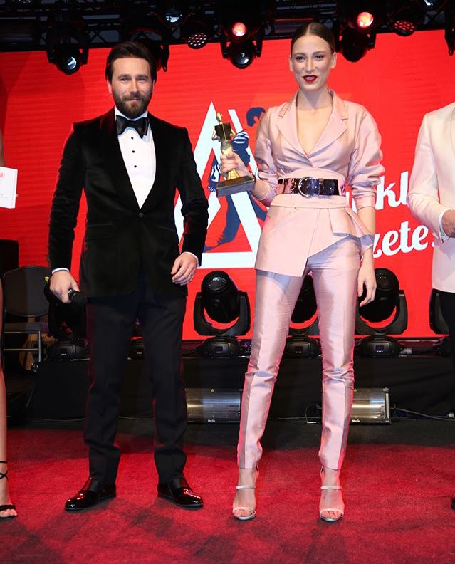 insideyoureyess's tweet photo. Ayaklı Gazete Ödül Töreni 💫 https://t.co/dXZ8Dbr6p9