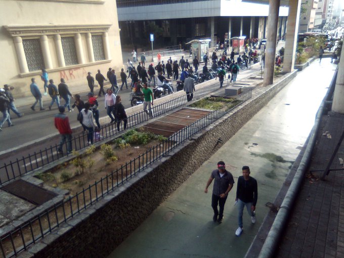 Colectivos chavistas en en los alrededores de la ANC. Imagen cortesía de @Jhormancruz1