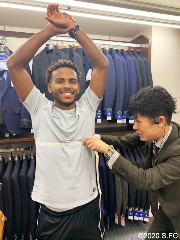 洋服の青山 にて、エゼキエウ選手がスーツの採寸を行いました‼️ 選手