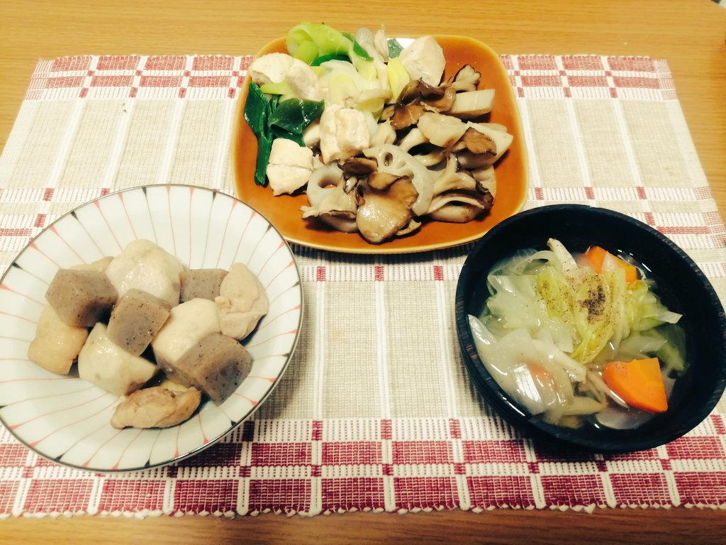 hakumai____00's tweet photo. 好きなものだけごはん〜
白米は炊き忘れました
きのこだと舞茸が1番すき

鶏とおネギの炒めたやつ、舞茸とれんこんのソテー、鶏と里芋の煮物、野菜スープ
#おうちごはん https://t.co/2QXfJhDcd5