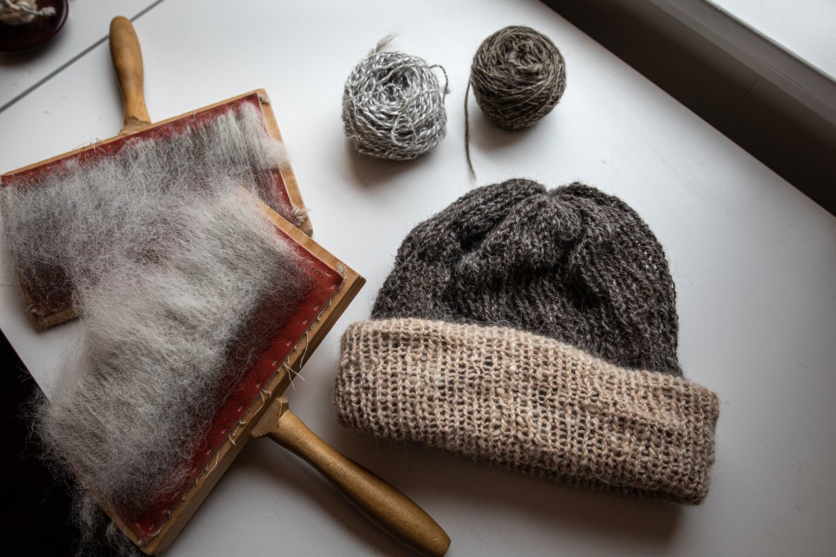 knithacker's tweet photo. Artists offer "a form of hand-spun healing called #chiengora. The word is a portmanteau of 'chien,' the French word for dog, as well as 'angora,' the name given to yarn spun from the soft belly fur of the angora rabbit. '#Catgora' is yarn from cats." 👉 https://t.co/idRsZhS85R https://t.co/Dy7fTTLNWa