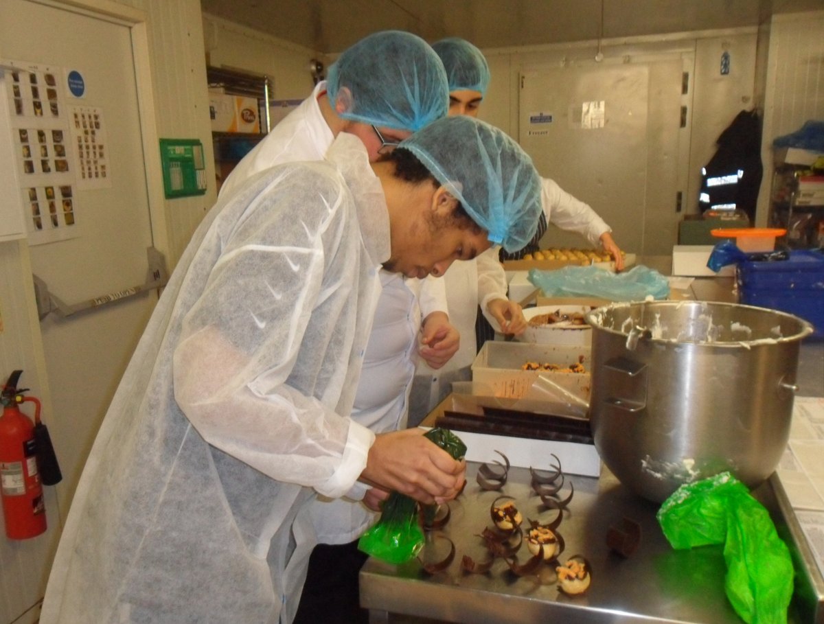ColchesterInst's tweet photo. Many thanks to everyone, especially Daren McGrath MD, at @tiptree Patisserie in Witham for a fantastic visit!
Students were able to learn from experienced staff and take home cupcakes that they made in a competition! #StudyatCI https://t.co/UgAPcuGtIg