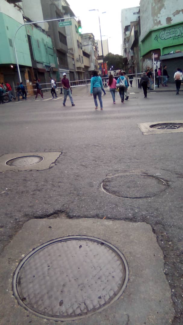 chacho1286's tweet photo. #14Ene #caracas #ATENCIÓN cierre vial Av universidad tarima oficialista frente a la #AN 8:16am @FMCENTER @traffiCARACAS @tumototrafico https://t.co/qCGk6BZKAA