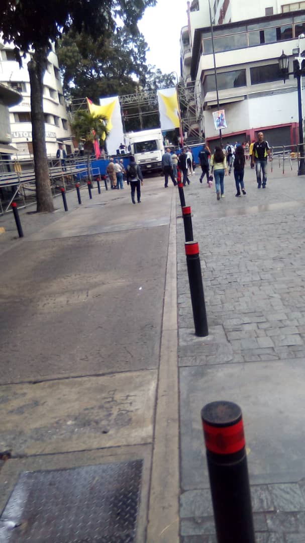 chacho1286's tweet photo. #14Ene #caracas #ATENCIÓN cierre vial Av universidad tarima oficialista frente a la #AN 8:16am @FMCENTER @traffiCARACAS @tumototrafico https://t.co/qCGk6BZKAA