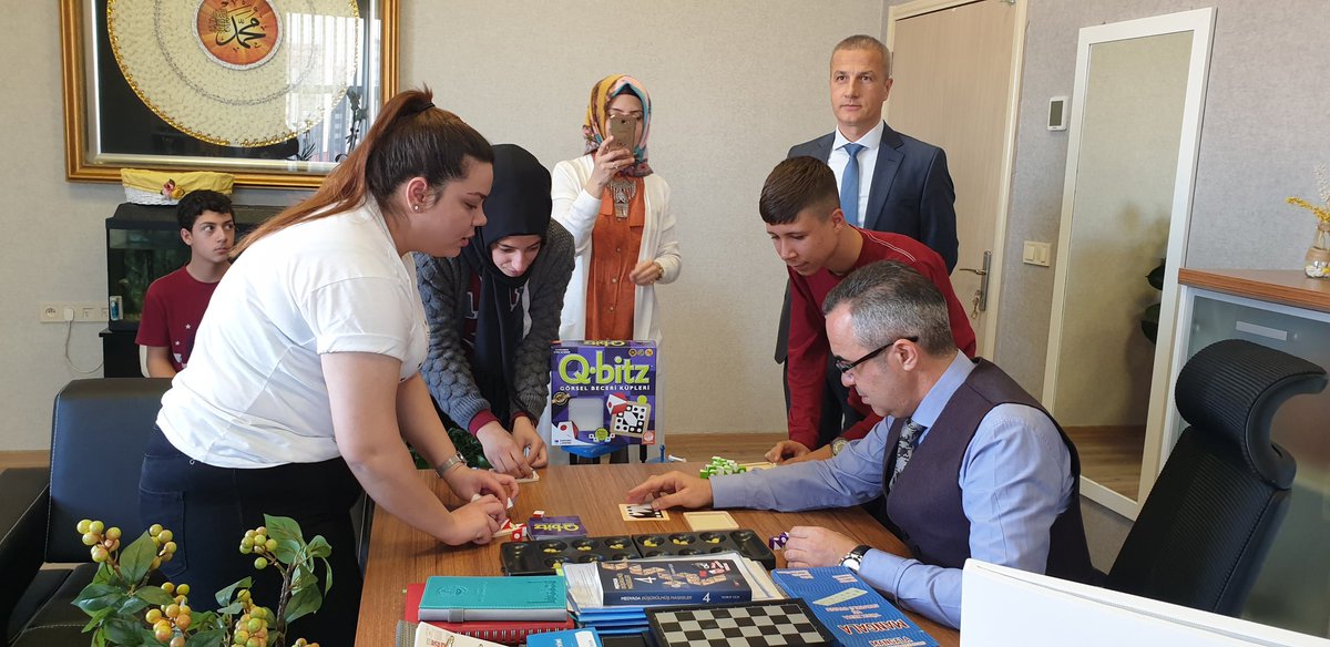 Akif Palalı Anadolu Lisesi öğrencilerimiz, Müdürümüz Sn. Seyhan ÇELİK'i makamında ziyaret edip, kendileriyle sohbet ettiler ve q-bitz, mangala ve satranç gibi oyunları oynadılar.Öğrencilerimiz hem Müdürümüzle tanıştılar hem de eğlenceli vakit geçirdiler. 
<a href="/seyhan_celik001/">Seyhan Çelik</a>