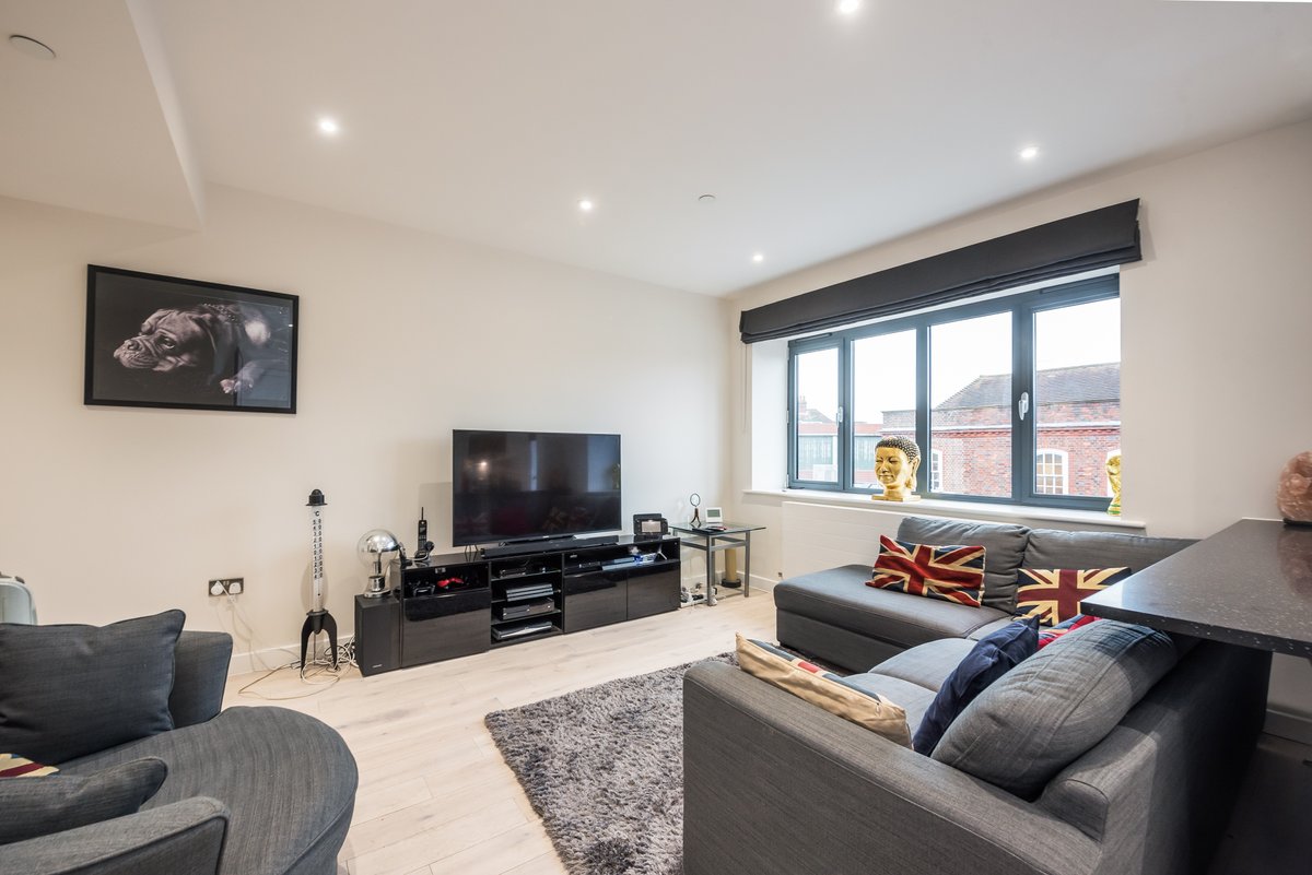 Hamptons_Beac's tweet photo. *Looking to let out your property in and around #beaconsfield this year?*

With service at the heart of what we do and a wealth of experience of too many years to mention, call us on 01494 671511.

See below for a selection of properties that we let in Beaconsfield last year https://t.co/cxd7lQth1V