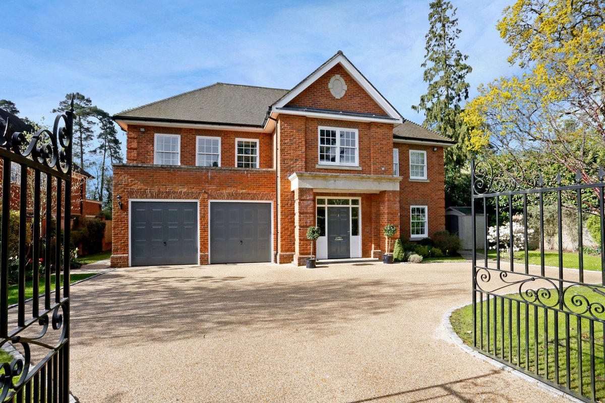 Hamptons_Beac's tweet photo. *Looking to let out your property in and around #beaconsfield this year?*

With service at the heart of what we do and a wealth of experience of too many years to mention, call us on 01494 671511.

See below for a selection of properties that we let in Beaconsfield last year https://t.co/cxd7lQth1V