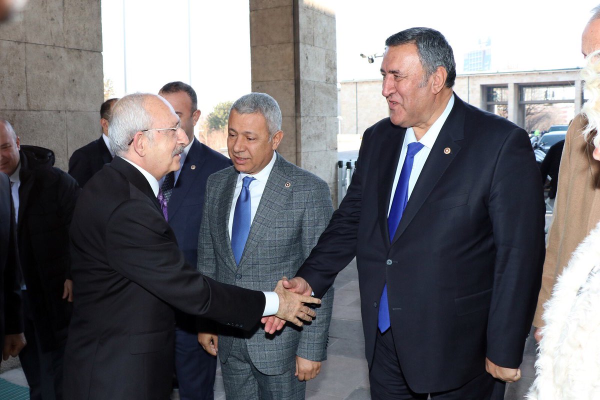 fethigurer's tweet photo. TBMM Grup toplantısı öncesi Sn Genel Başkanımız Kemal Kılıçdaroğlu meclise girişinde karşıladık. https://t.co/QtjTdinqnQ
