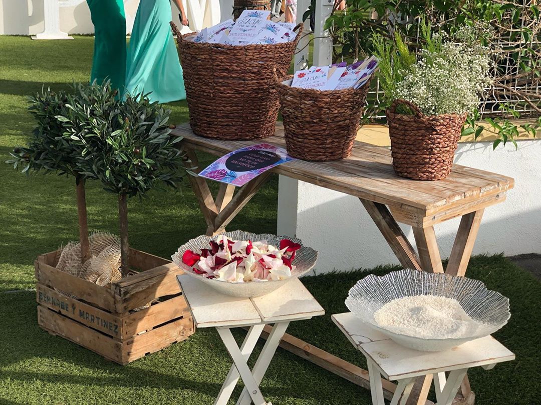 Una tradición que nos encanta, arroz y pétalos de rosa para tu día más especial🌹🌹 

¿A ti también te gusta lo tradicional o prefieres innovar?