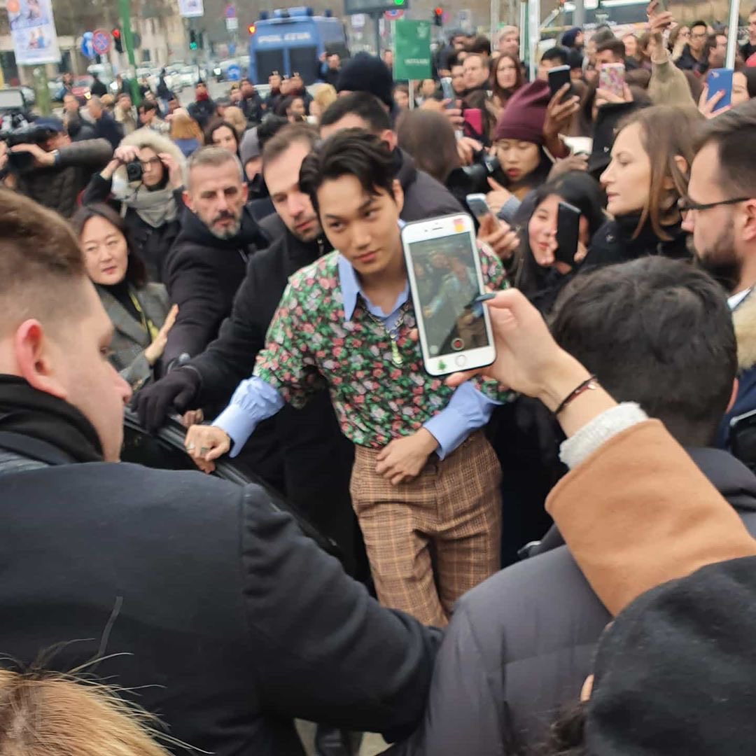 94KD93's tweet photo. YES CENTER KIM JONGIN YES HE IS THE CENTER OF ATTENTION EVERYWHERE THAT'S IT #KaiAtGucciFW #GucciFW20 https://t.co/FTqyntEugF