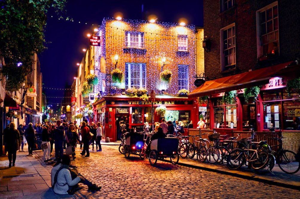 tcdglobal's tweet photo. Being in a new place is confusing, exciting and amazing in varying degrees. Catt, an international Trinity student, blogs about the quirks of Irish people's habits and adjusting to life in Dublin. Check it out here: https://t.co/IGWNhK4FRx #TrinityTips @TCDGlobalRoom https://t.co/ZLJLQhJ7JT