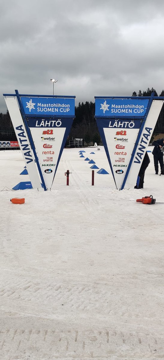 schiihto's tweet photo. Vielä pitää vähän odotella, että saadaan ekat matkaan ⏰ naisilla 5km ja miehillä 10km perinteisellä tänään Vantaan Suomen Cupissa #schiihto #hiihto #vantaa2020 https://t.co/Nh93nfphXn