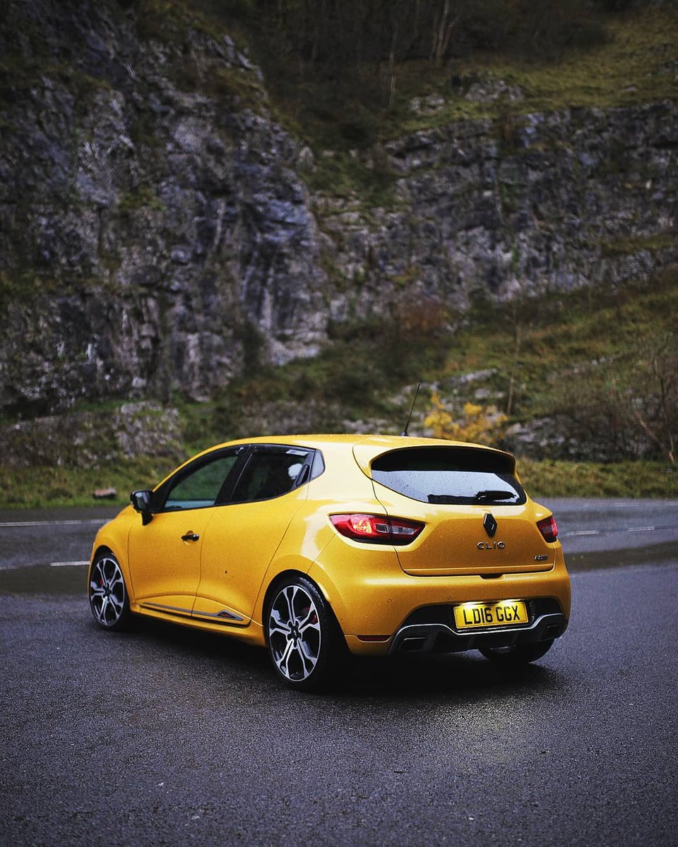 3,2,1...The weekend  is on! Are you ready to explore new roads with your CLIO R.S.?

📸: alexsphotog on IG