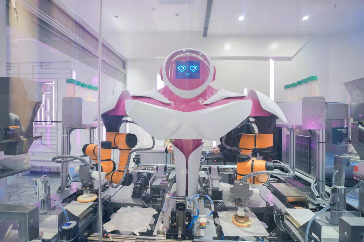 TerracotaSpain's tweet photo. Qianxi Robotic Catering Group abrió en #Guangzhou el primer restaurante 100% robotizado. 46 de ellos te atenderán, cocinarán para ti e incluso te servirán la bebida. #RobotCooking #China https://t.co/wIcmk4LLrc https://t.co/sDxSpcpQE1