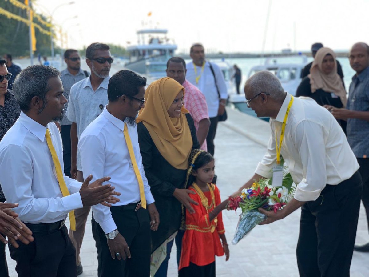 MDPSecretariat's tweet photo. ރައީސުލް ޖުމްހޫރިއްޔާ އިބްރާހިމް މުޙައްމަދު ޞާލިހާއި އެމްޑީޕީގެ ރައީސް އަދި ރައްޔިތުންގެ މަޖިލިހުގެ ރައީސް، ރައީސް މުޙައްމަދު ނަޝީދު އަދި ތިލަދުންމަތީ ދަތުރުގެ ބައިވެރިންނަށް ވައިކަރަދޫއިން ހޫނު މަރުހަބާއެއް ދަންނަވައިފި 

#އެޖެންޑާ19ރަށަށް https://t.co/7p0CfFJcyr