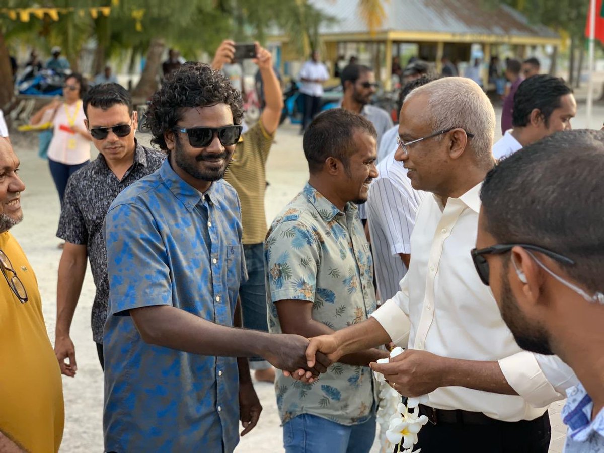 MDPSecretariat's tweet photo. ރައީސުލް ޖުމްހޫރިއްޔާ އިބްރާހިމް މުޙައްމަދު ޞާލިހާއި އެމްޑީޕީގެ ރައީސް އަދި ރައްޔިތުންގެ މަޖިލިހުގެ ރައީސް، ރައީސް މުޙައްމަދު ނަޝީދު އަދި ތިލަދުންމަތީ ދަތުރުގެ ބައިވެރިންނަށް ވައިކަރަދޫއިން ހޫނު މަރުހަބާއެއް ދަންނަވައިފި 

#އެޖެންޑާ19ރަށަށް https://t.co/2q3daAmDU1