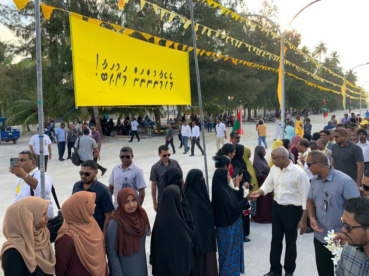 MDPSecretariat's tweet photo. ރައީސުލް ޖުމްހޫރިއްޔާ އިބްރާހިމް މުޙައްމަދު ޞާލިހާއި އެމްޑީޕީގެ ރައީސް އަދި ރައްޔިތުންގެ މަޖިލިހުގެ ރައީސް، ރައީސް މުޙައްމަދު ނަޝީދު އަދި ތިލަދުންމަތީ ދަތުރުގެ ބައިވެރިންނަށް ވައިކަރަދޫއިން ހޫނު މަރުހަބާއެއް ދަންނަވައިފި 

#އެޖެންޑާ19ރަށަށް https://t.co/2q3daAmDU1