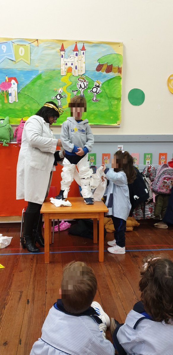 LaSalleInma's tweet image. Na clase de 3anos #Infantil, veu a Raíña Nefertiti e embalsamaron a un compañeiro para converterse en #Momia. Ademais, trouxeron obxectos e fotos de #Exipto 
 #Proxecto #SEMGAL #SomosLaSalle #Imaxina #Inmaxina