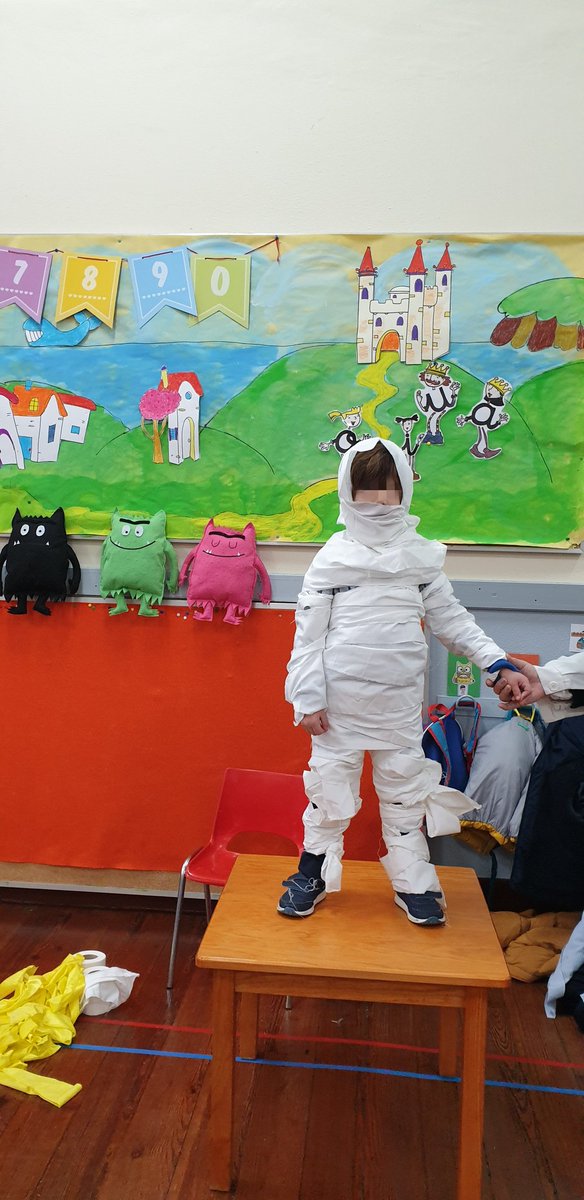 LaSalleInma's tweet image. Na clase de 3anos #Infantil, veu a Raíña Nefertiti e embalsamaron a un compañeiro para converterse en #Momia. Ademais, trouxeron obxectos e fotos de #Exipto 
 #Proxecto #SEMGAL #SomosLaSalle #Imaxina #Inmaxina