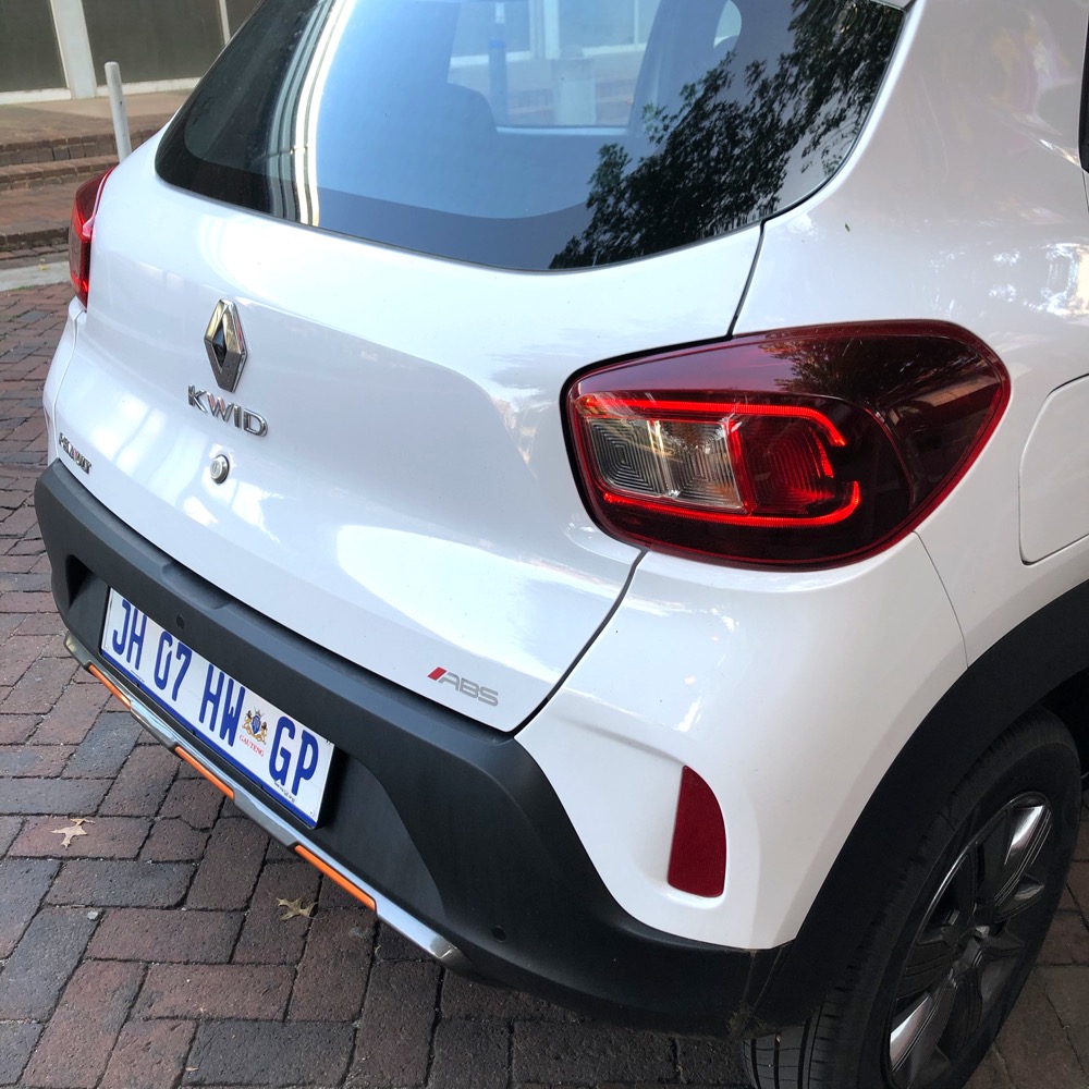 ESDRepeat's tweet photo. Day 5: @Renault_SA Kwid is powered by a 50kW/90Nm 1,0 3-cyl, with 5-spd manual or AMT. Consumption claim is 4.4 l/100km. Actual consumption is impressive: 28 litre tank managed a week of driving, had 200km range remaining!
#RenaultKwid
#KwidClimber
#5DayTest
#EatSleepDriveRepeat https://t.co/H2U6UVSdjn