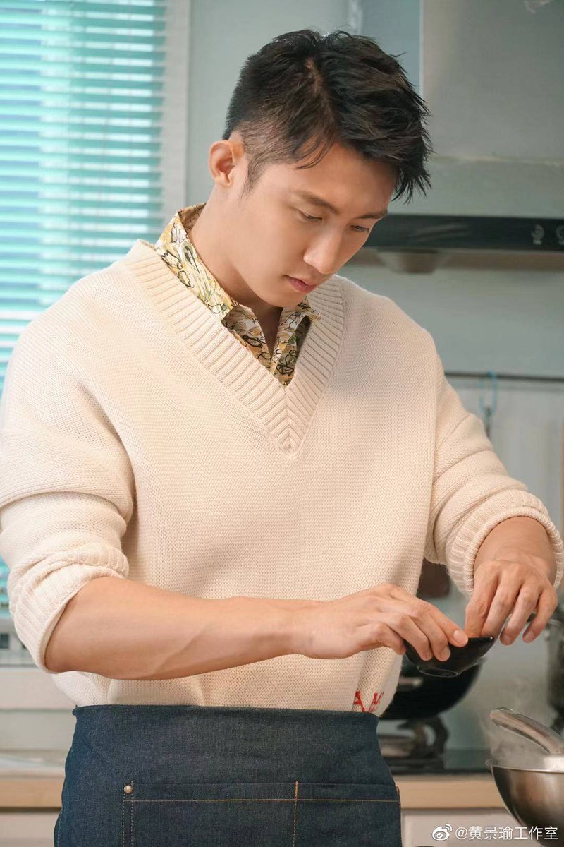 yuiszhou62's tweet photo. Guhai's body is back 💜💜
JY for New Year Eve Dinner Show on 14 January 2020
Handsome, tall, rich &amp; can cook 💜

#yiz62jy #jingyu #yuzhou #zhouyu #addictedwebseries #addictedheroinwebseries #shangyin #guhai #bailuoyin #haiyin #huangjingyu #johnnyhuang #jyshow #jyevent #jycooking https://t.co/TKHvnPot1f