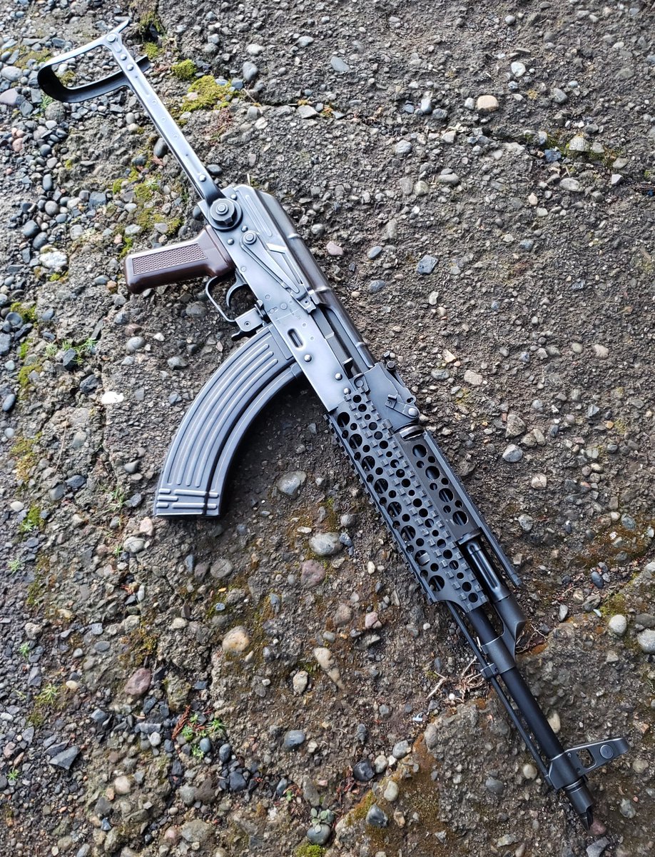 今年の軍拡始めとなったSurefire M83タイプAKレイルハンドガード