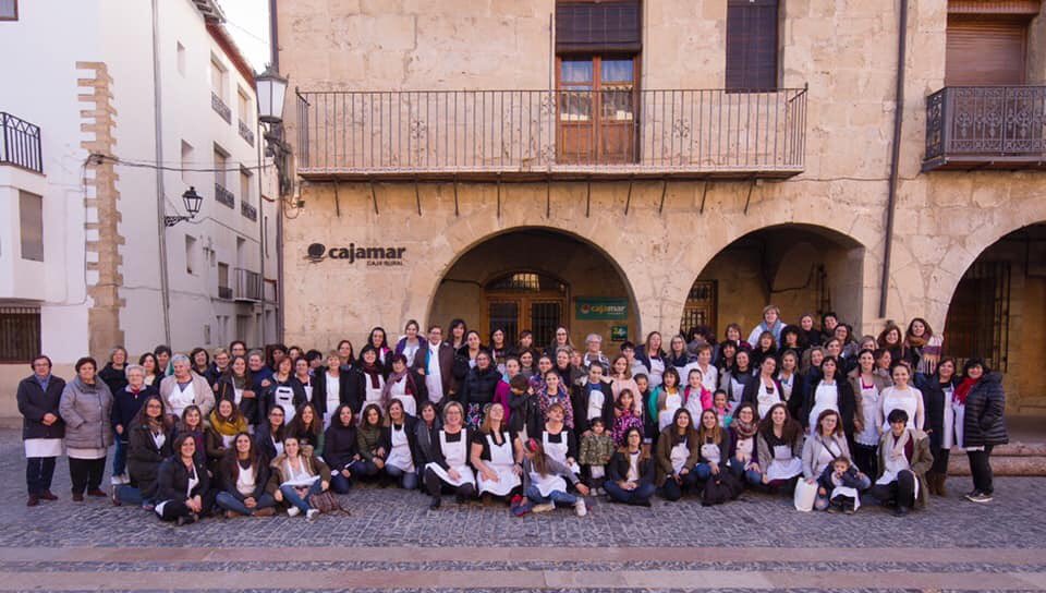 AjuntForcall's tweet photo. I una vegada enllestides les pastes per a la festa ja quede menys per a la #Santantona2020, el divendres encendrem la barraca!!!! @elsports_es @turcastellon https://t.co/YPJyNUN26P