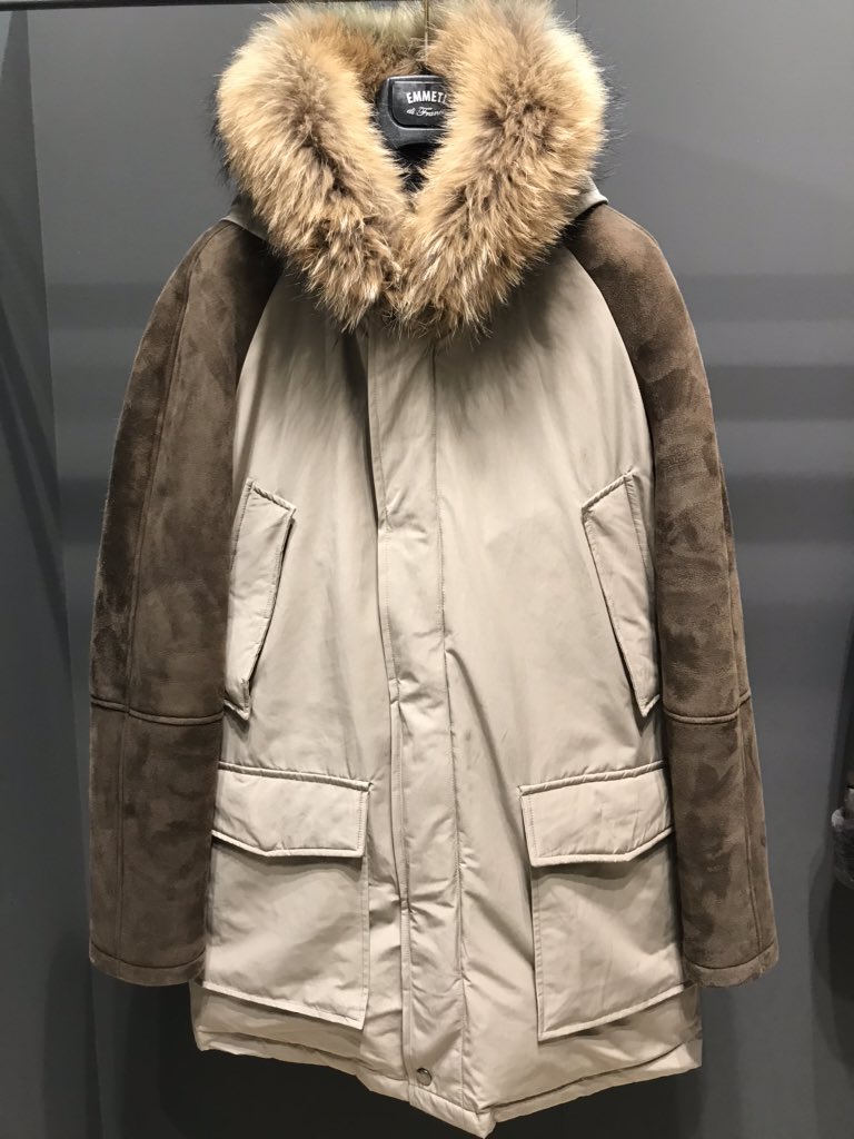 katsumiyabe's tweet photo. 【ピッティ アトランダム22】益々好調の「#エンメティ」は、多彩なアウター展開した。気になったのが、バイカラーの“ウィルソン”。スペイン産のムートンを袖部分に、オルメテックス社のコットン×ポリエステル素材を見頃に用いた、品のいい一着。中綿は、ダウン90%×フェザー10%! #pu97 #ピッティウォモ https://t.co/bPMWLO7GW8