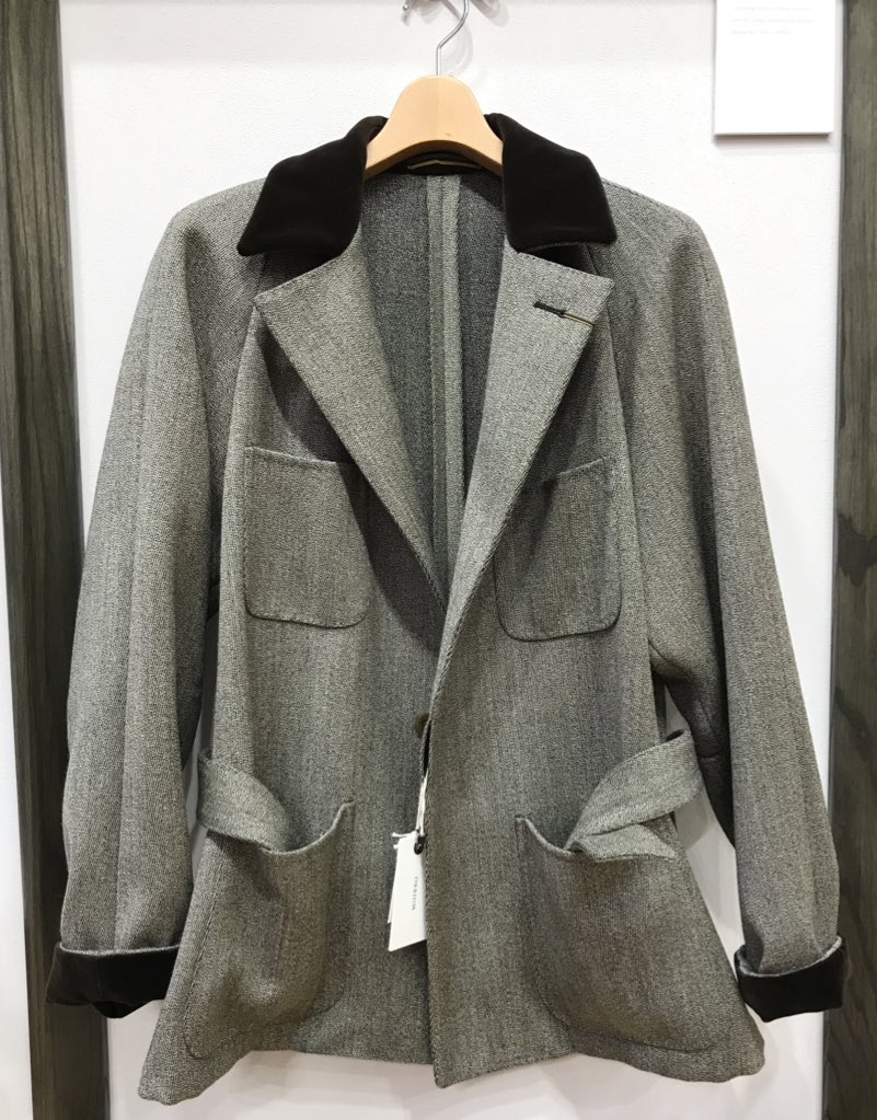 katsumiyabe's tweet photo. 【ピッティ アトランダム25】ラテン語で周期を意味する「#オルビウム」。アイコニックな生地を使い、物語りのあるジャケットづくりで注目。“HMローブ”は、1940〜50年代のフランスやイタリア軍が用いたローブをアレンジ。キーパーズツイードに、上襟などベルベットがポイントだ。#pu97 #ピッティウォモ https://t.co/xTuPio8e9p