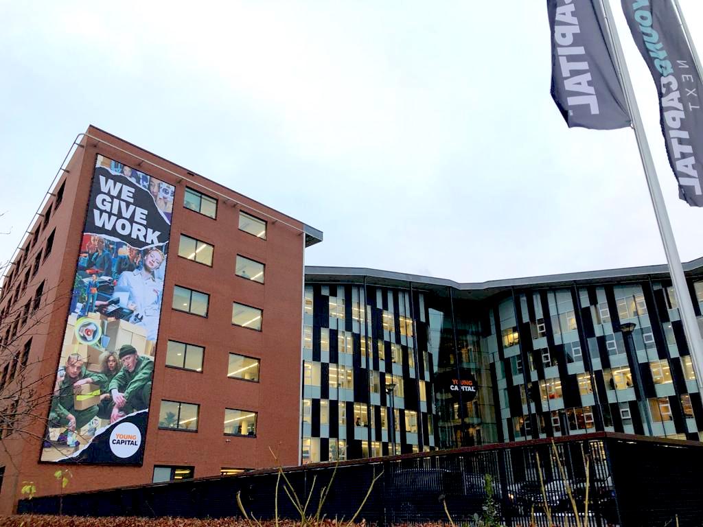 Op het hoofdkantoor van uitzendbureau <a href="/YoungCapital_NL/">YoungCapital</a> in #Hoofddorp hebben wij dit enorme #spandoek van 4,95 x 16,5 meter geplaatst. Voor grote of kleine #gevelreclame? Kijk op gevelreclame.nl voor de mogelijkheden.