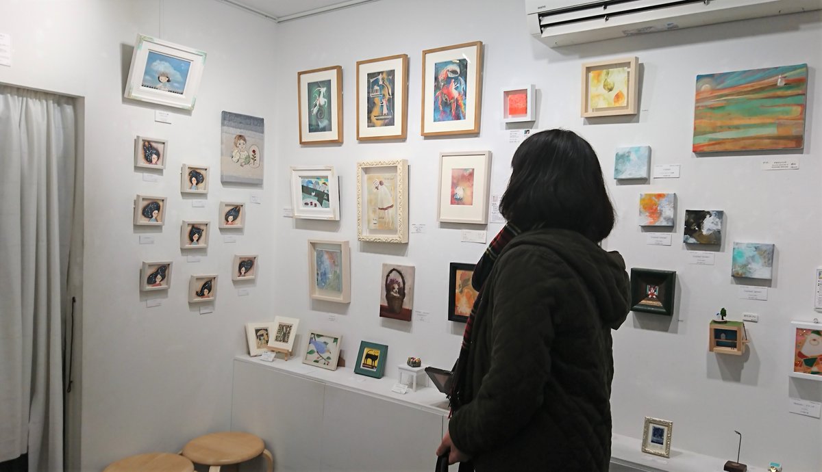 artmall_tokyo's tweet photo. 1月14日の営業終了しました★ミ
Kaoさん個展は謎の宇宙人が大人気♪
フェルト製なのに声まで聞こえてスゴい！と思ったら、背後に創造主が？
ユーモア溢れる展覧会は日曜日まで続きます(^w^)／

#日本橋室町 #アートモール #artmall #個展 #ペン画 #kaoringo https://t.co/WUAkNOE1N0