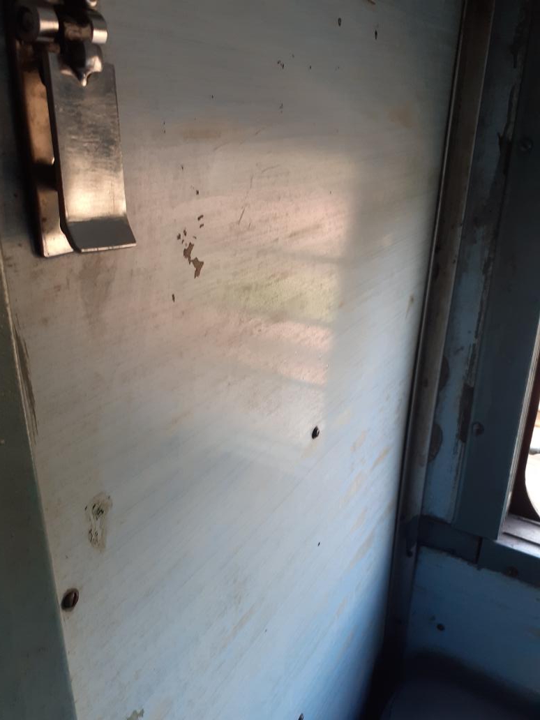gpajayakumar127's tweet photo. @SilentSamurai21 @RailwaySeva @narendramodi @PiyushGoyal https://t.co/2t3fJrYRE7
Thank you very much for the immediate attention on our complaint. House keeping person come &amp; cleaned the dirty portion. Please see the photos attached. https://t.co/vhRBdTdMBY