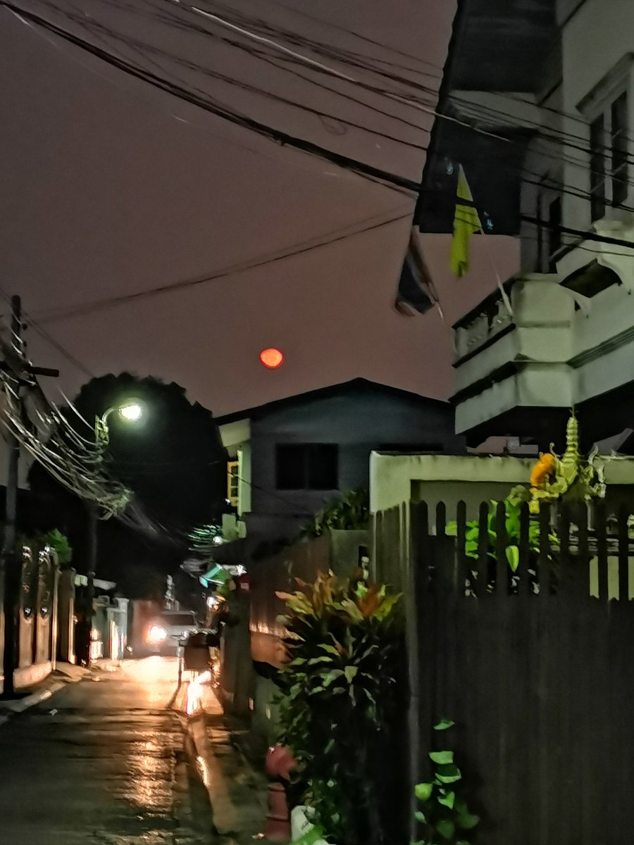 classicneo's tweet photo. เป็นคืนที่ดวงจันทร์​สีเข้มมาก https://t.co/ZeB7rDLgAU