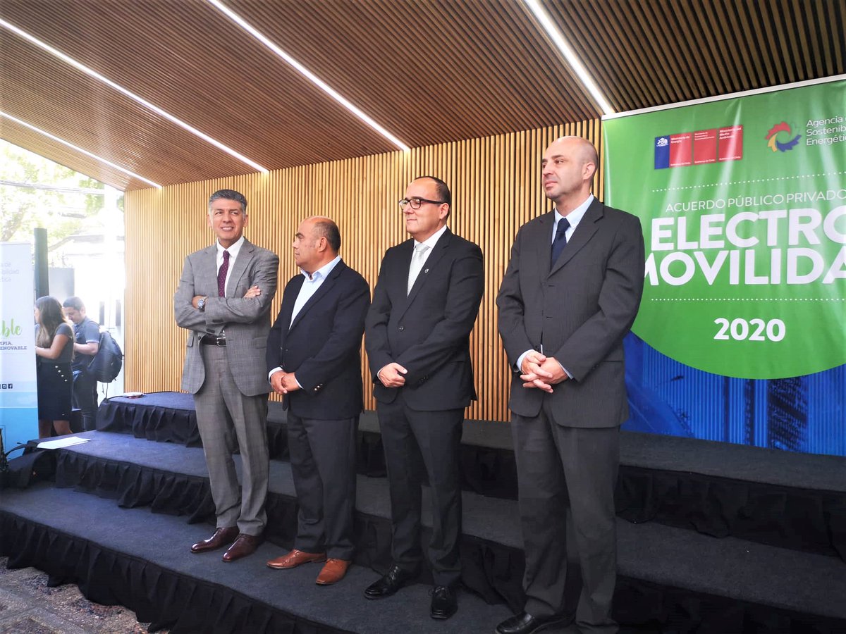 SEC_cl's tweet photo. 🗞️SEC Firma ✍️ compromiso público privado por la electromovilidad 2020, liderado por el ministro de @MinEnergia  @JCJobet  y la ministra de @MTTChile @GloriaHutt https://t.co/DAOWb9OYtL