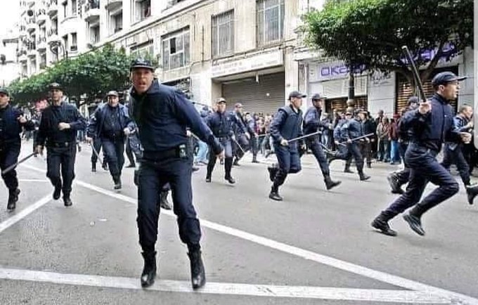 kingman20142019's tweet photo. @maghrebemergent C'est tout ce qu'ils savent faire, répressions, Intimidations...
Les forces de l'ordre, la gendarmerie, l'armée &amp; les services de sécurité du peuple aux services des #Gangs
A quoi servent leur pancartes qu'on trouve sur les routes : #Polices/#Gendarmeries aux services de Citoyens https://t.co/BkI4G9gB4n