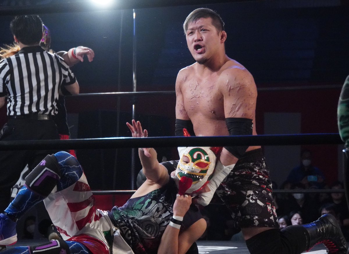 群雄割拠東京ドームふるさと祭り終了。中学生と試合。
勿論力の差に体格の差はあるけどプロレスに対する愛は本物だなと感じました。二人ともまだ中学生。将来どんな選手になるか楽しみ。想い続けて努力すれば必ず未来がある。素直に応援したい。そして親子の絆も感じました。俺もプロレス頑張ろ。